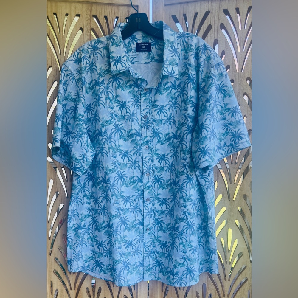 Island Crew Men's Stretch Short Sleeve Aloha Shirt: Palm Plantation, Light Blue